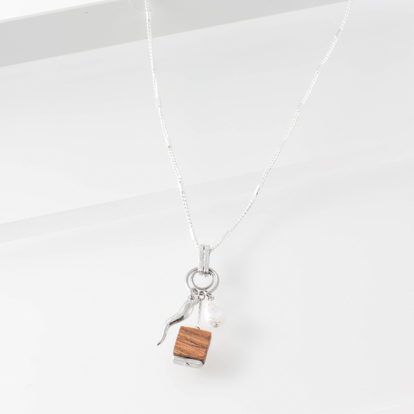 Collier emmett étain, verre, perle Collier emmett étain, verre, perle