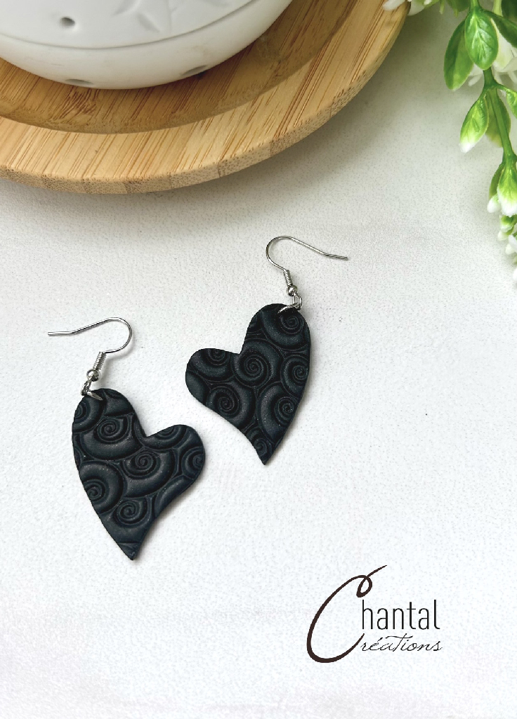 Boucles d'oreilles pendantes Caridad noire, argile polymère, acier inoxydable