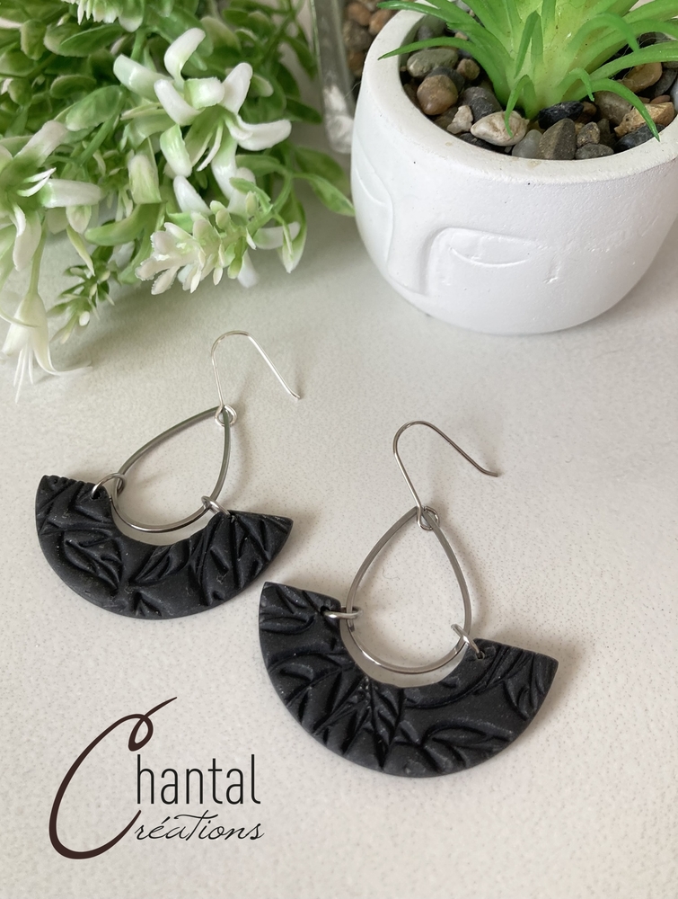 Boucles d'oreilles pendantes Selena noire, argile polymère, acier inoxydable - 25-BO-15 - Création Chantal