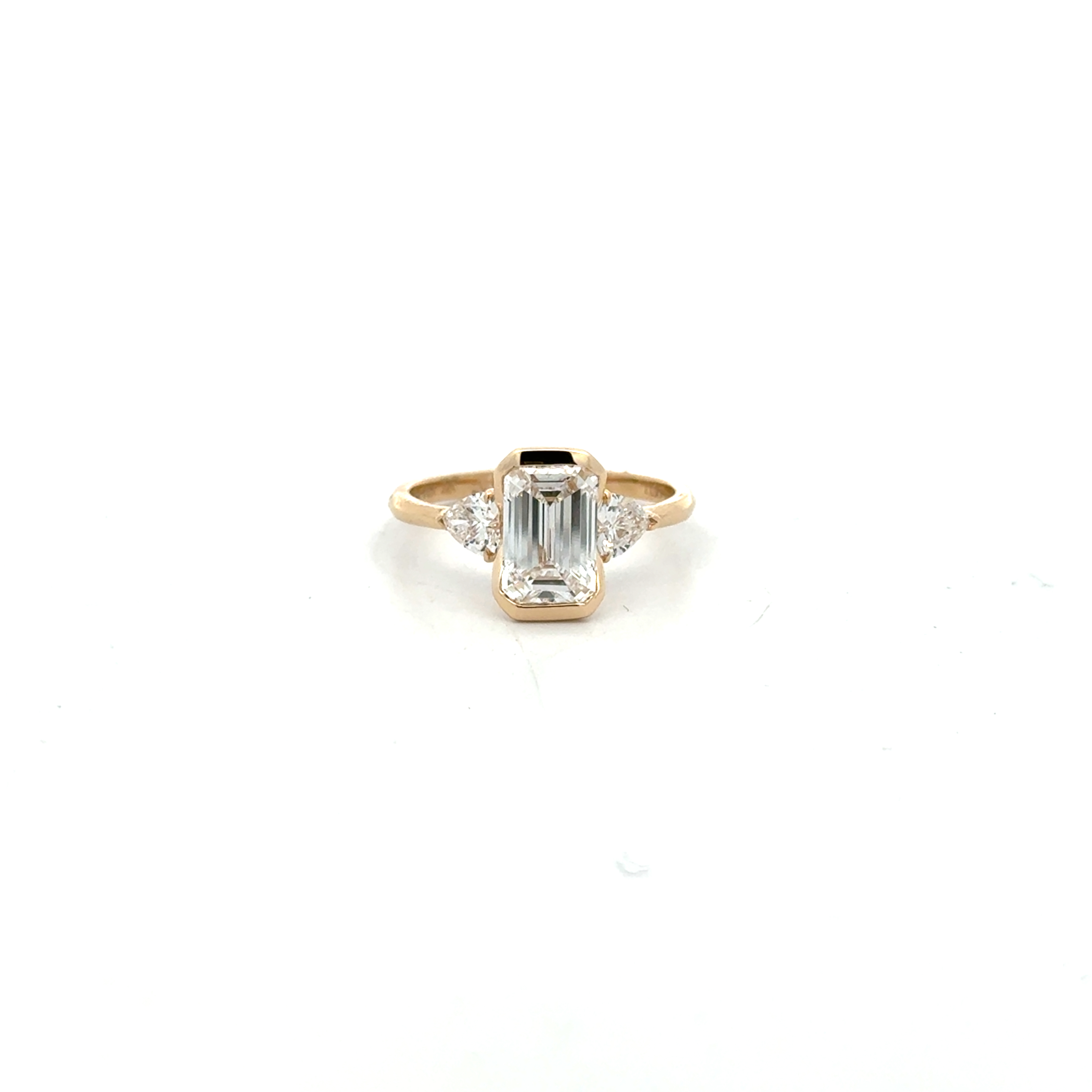 Bague trinité, or jaune 14 carats, 240 points de diamant de laboratoire total, certificat