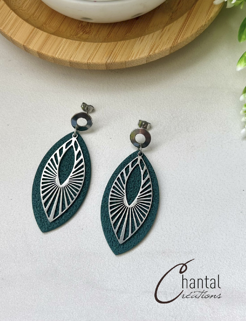 Boucles d'oreilles pendantes Féline verte, argile polymère, acier inoxydable