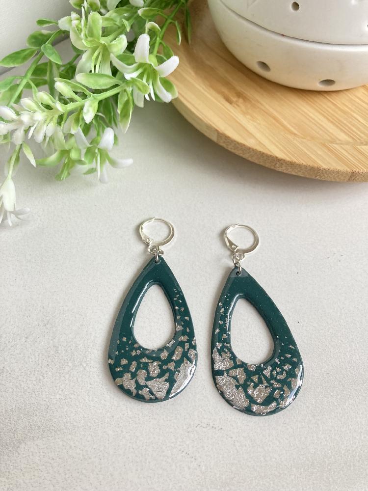 Boucles d'oreilles pendantes Marilou vert et argent, argile polymère, acier inoxydable - 24-BO-41 - Création Chantal