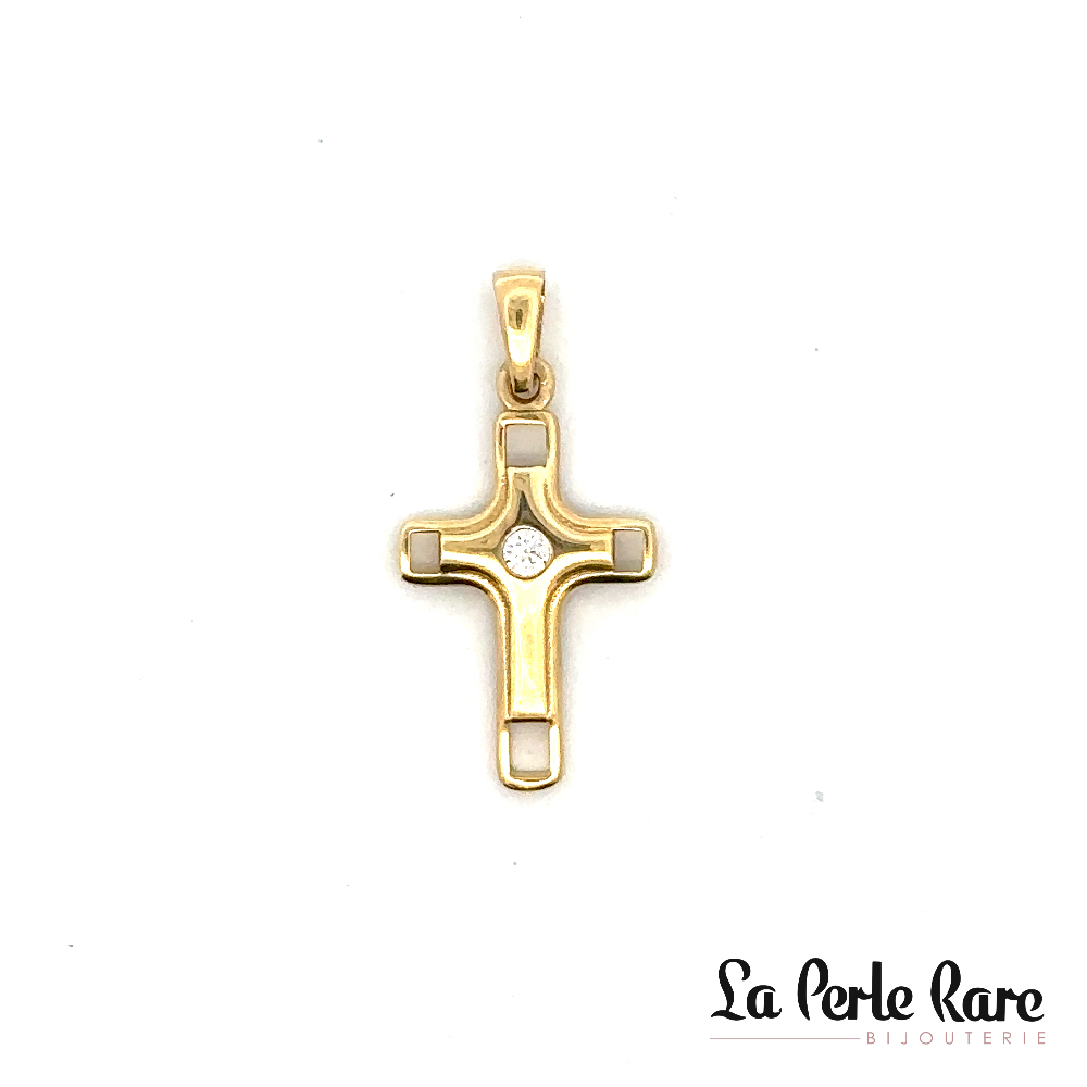 Pendentif croix, or jaune 10 carats, zircon incolore Pendentif croix, or jaune 10 carats, zircon incolore