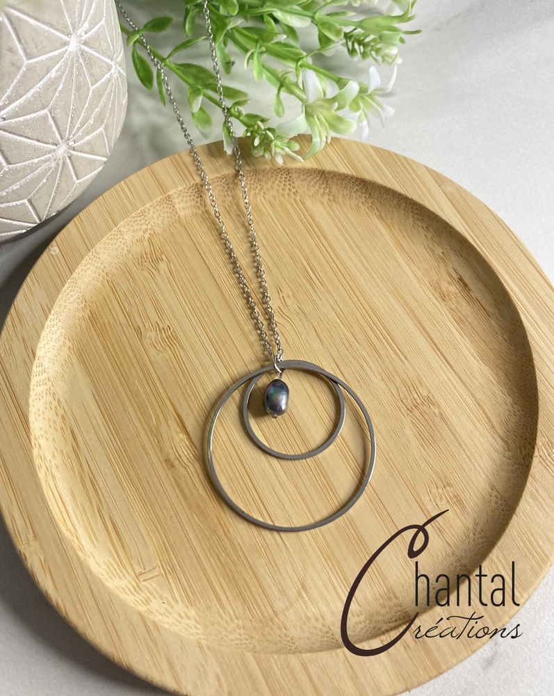 Pendentif Saturne bleue, acier, perle d'eau douce teintée