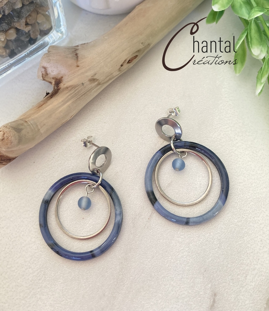 Boucles d'oreilles pendantes Saturne bleue, argile polymère, perles de verre, acier inoxydable - 25-BO-13 - Création Chantal