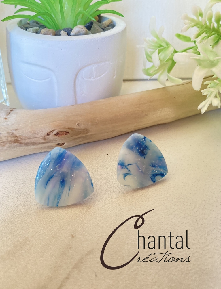 Boucles d'oreilles fixes Adèle bleue, argile polymère, acier inoxydable - 25-BO-8 - Création Chantal