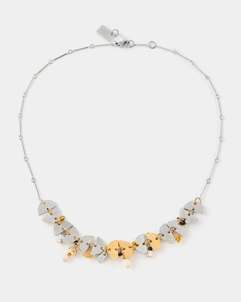 Collier en étain deux tons (blanc et jaune), verre coloré et perles d'eau douce