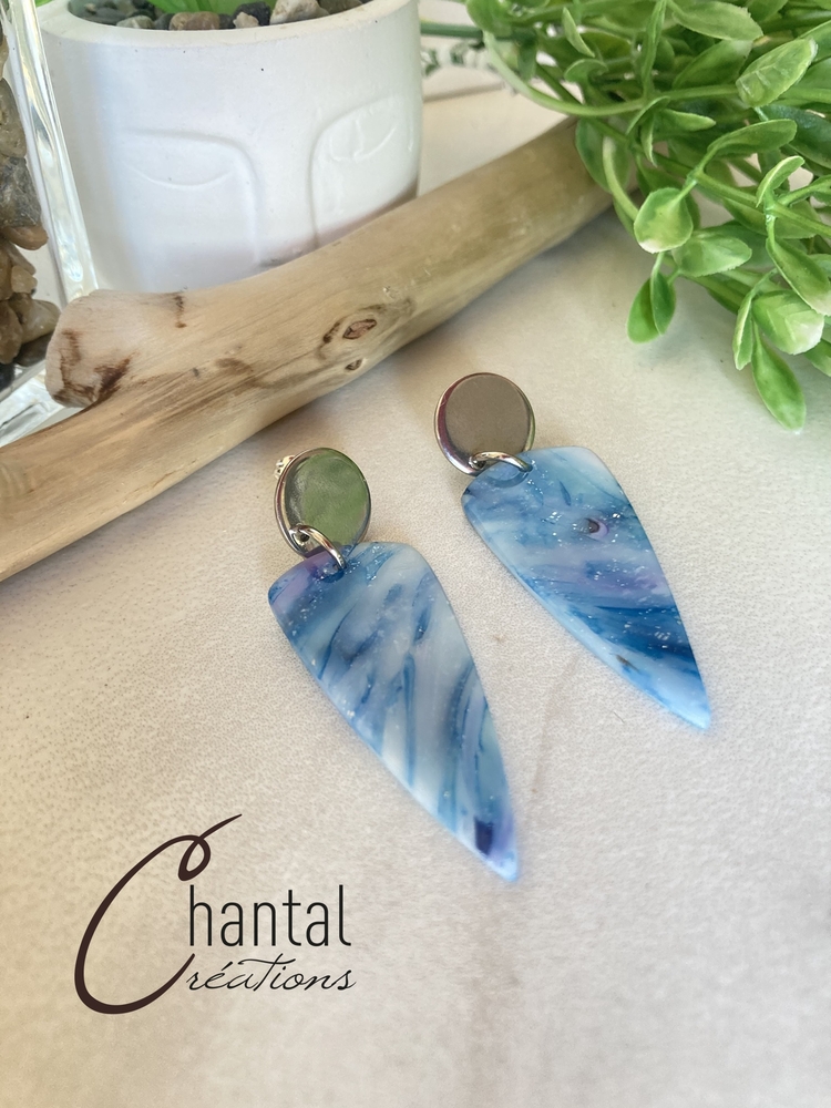 Boucles d'oreilles pendantes Carla bleue, argile polymère, acier inoxydable - 25-BO-6 - Création Chantal