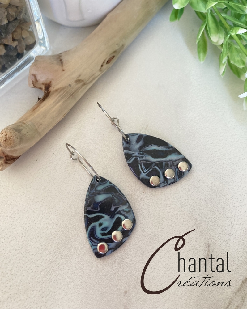 Boucles d'oreilles pendantes Viola bleue, argile polymère, acier inoxydable - 25-BO-11 - Création Chantal