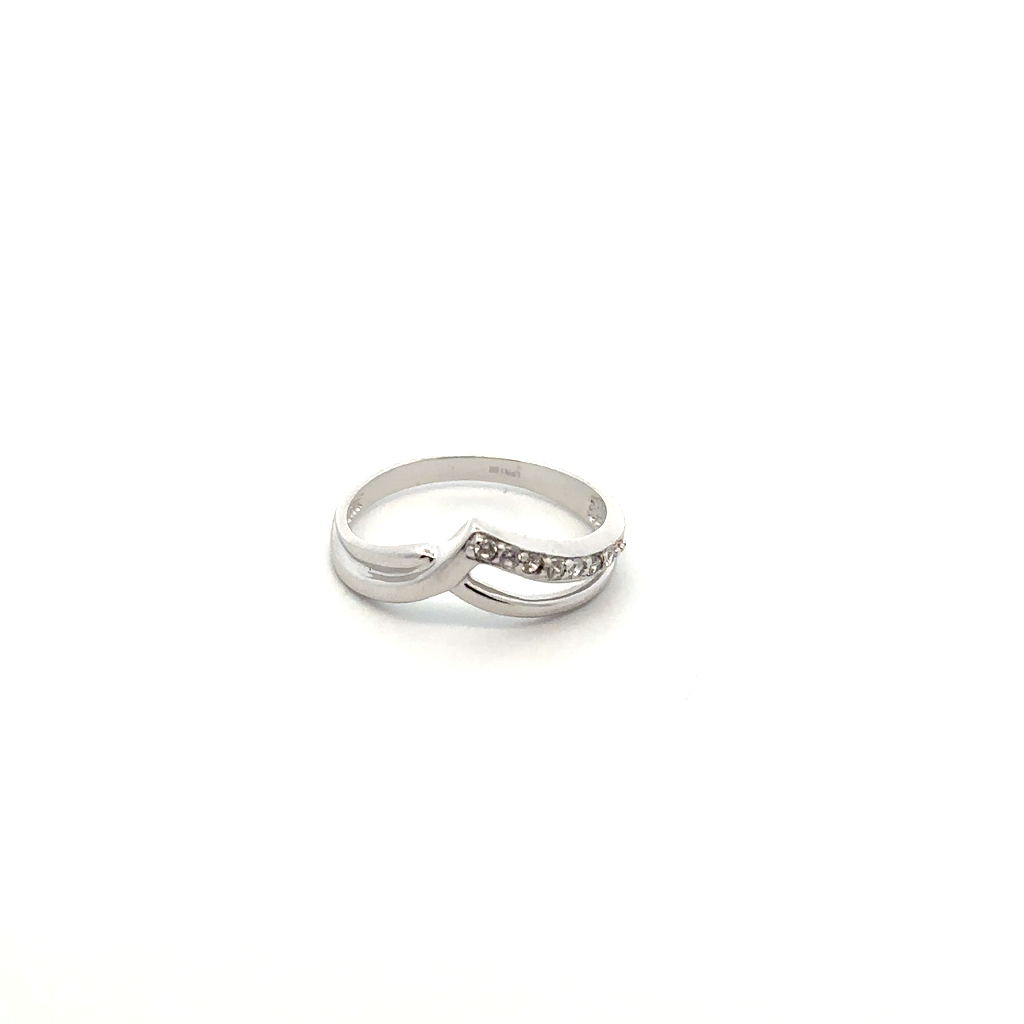 Bague chevron, or blanc 10 carats, zircons incolores Bague chevron, or blanc 10 carats, zircons incolores