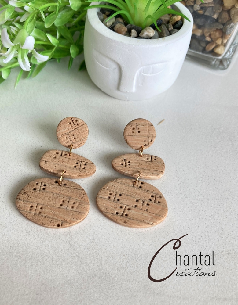Boucles d'oreilles pendantes Galina bois, argile polymère, acier inoxydable - 25-BO-18 - Création Chantal
