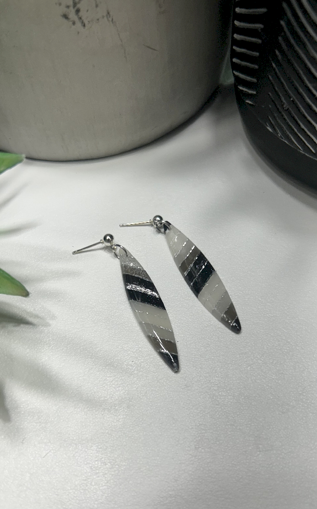 Boucles d'oreilles pendantes Lucille noir et argenté, argile polymère, acier inoxydable Boucles d'oreilles pendantes Lucille noir et argenté, argile polymère, acier inoxydable