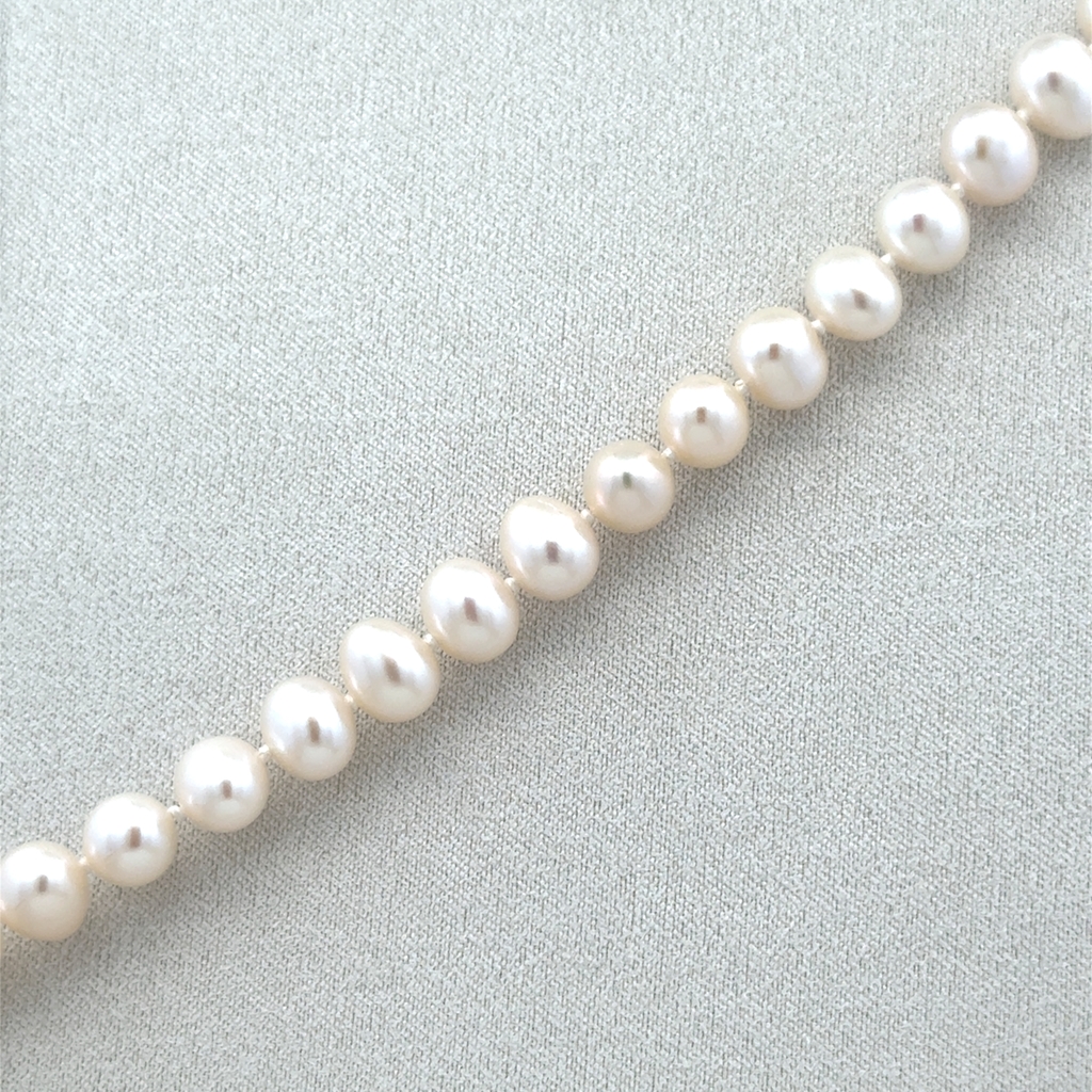 Bracelet or jaune 10 carats, perles d'eau douce 6.5- 7 mm