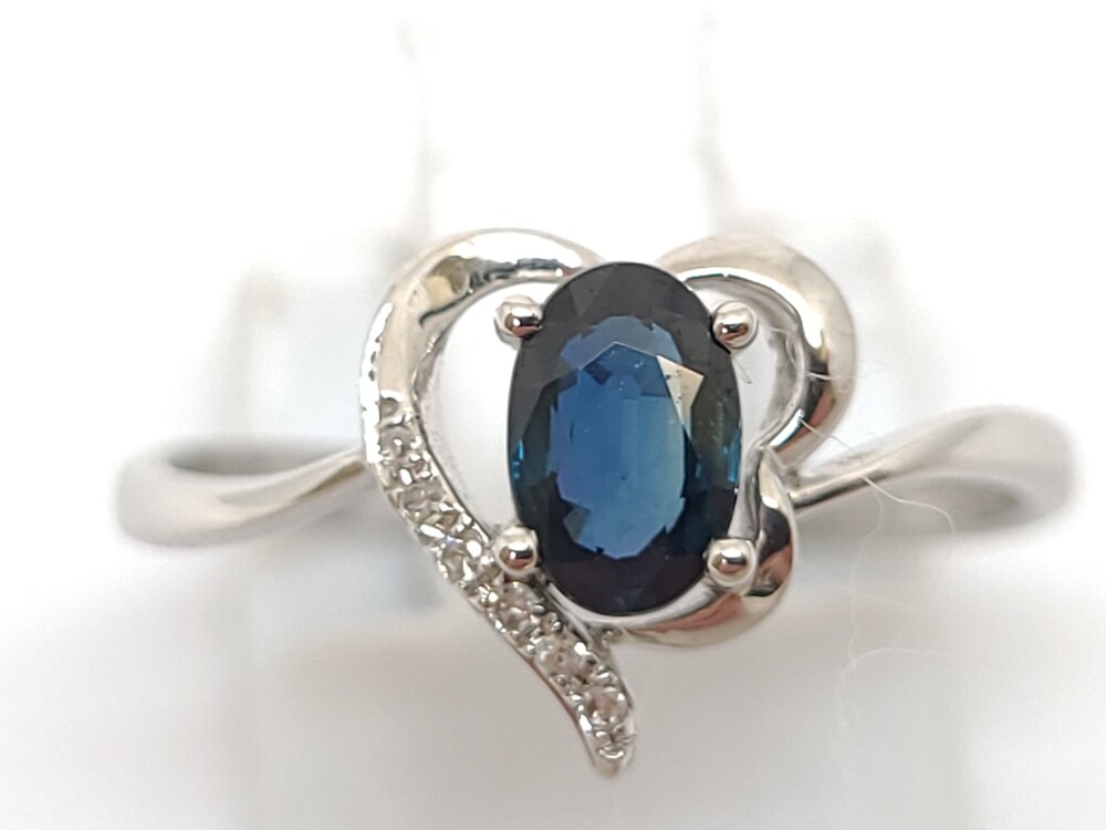 Bague or blanc avec saphir et 2 pts dia Bague or blanc avec saphir et 2 pts dia