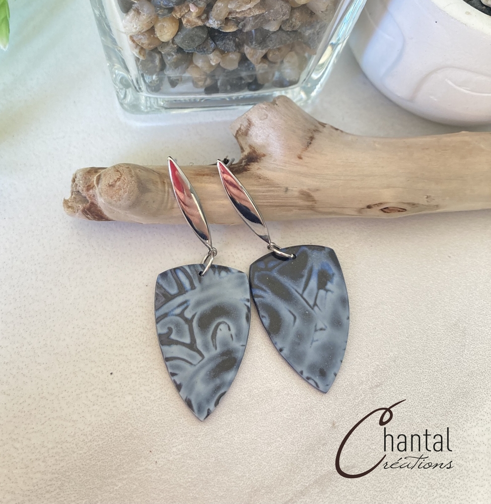 Boucles d'oreilles pendantes Vicky bleue, argile polymère, acier inoxydable - 25-BO-10 - Création Chantal