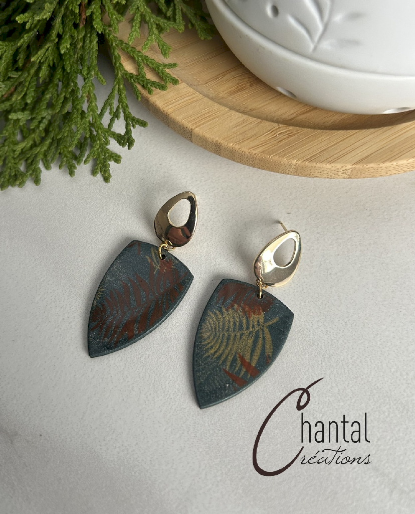 Boucles d'oreilles pendantes Vicky sapin, acier inoxydable doré, argile polymère - 25-BO-42 - Création Chantal