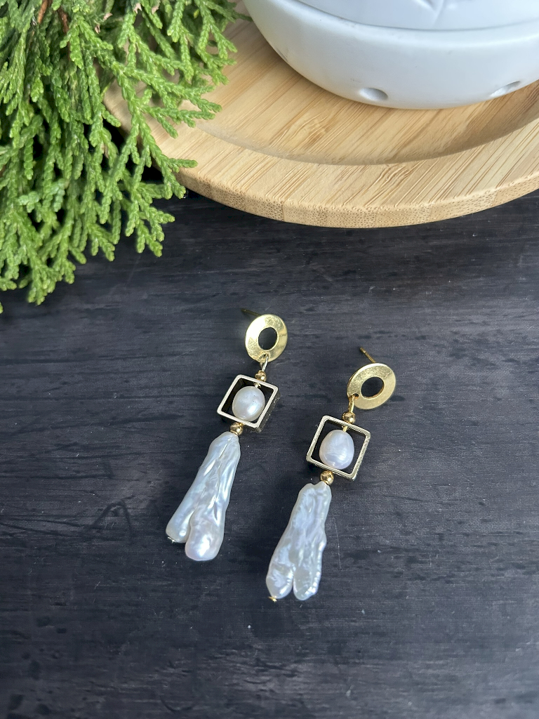 Boucles d'oreilles pendantes Caroline baroque, acier inoxydable doré, perles d'eau douce - 25-BO-29 - Création Chantal