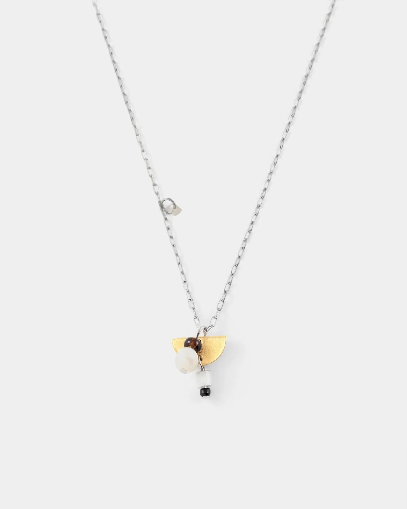 Collier acier, étain doré, verre coloré, perle d'eau douce