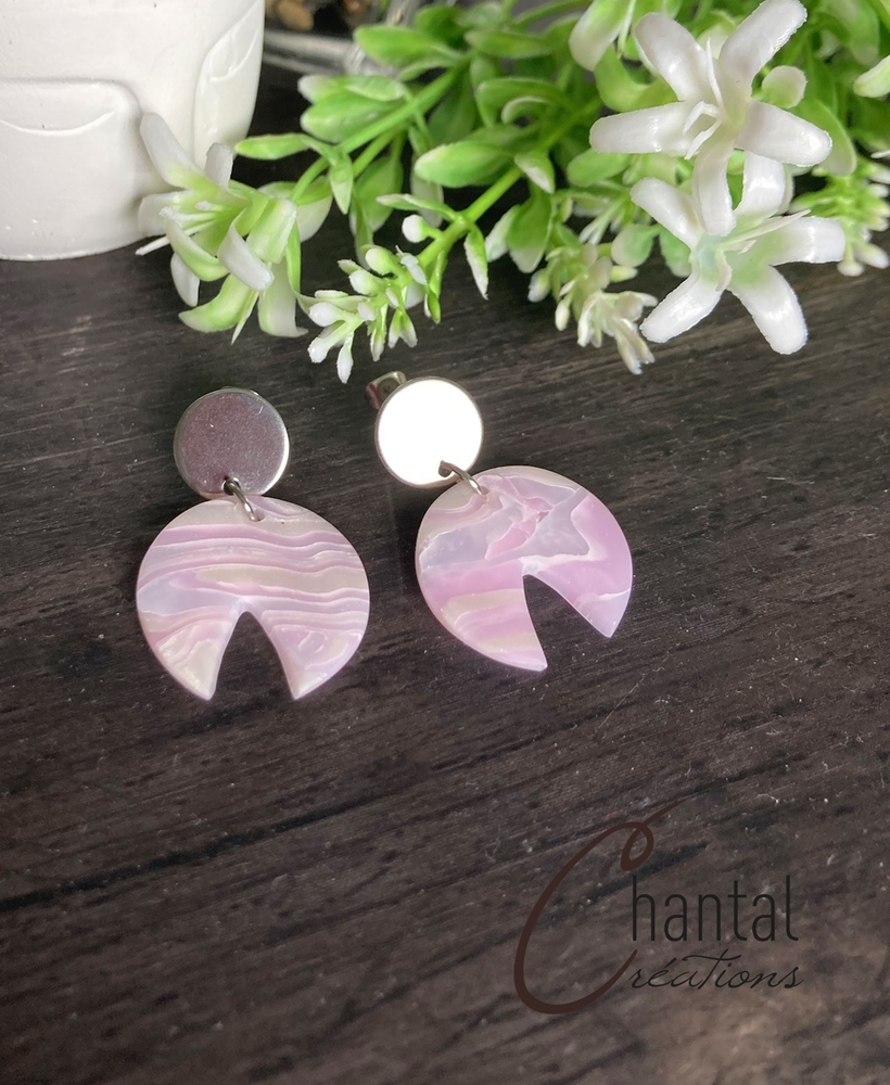 Boucles d'oreilles pendantes Lune rose, argile polymère, acier inoxydable - 25-BO-25 - Création Chantal