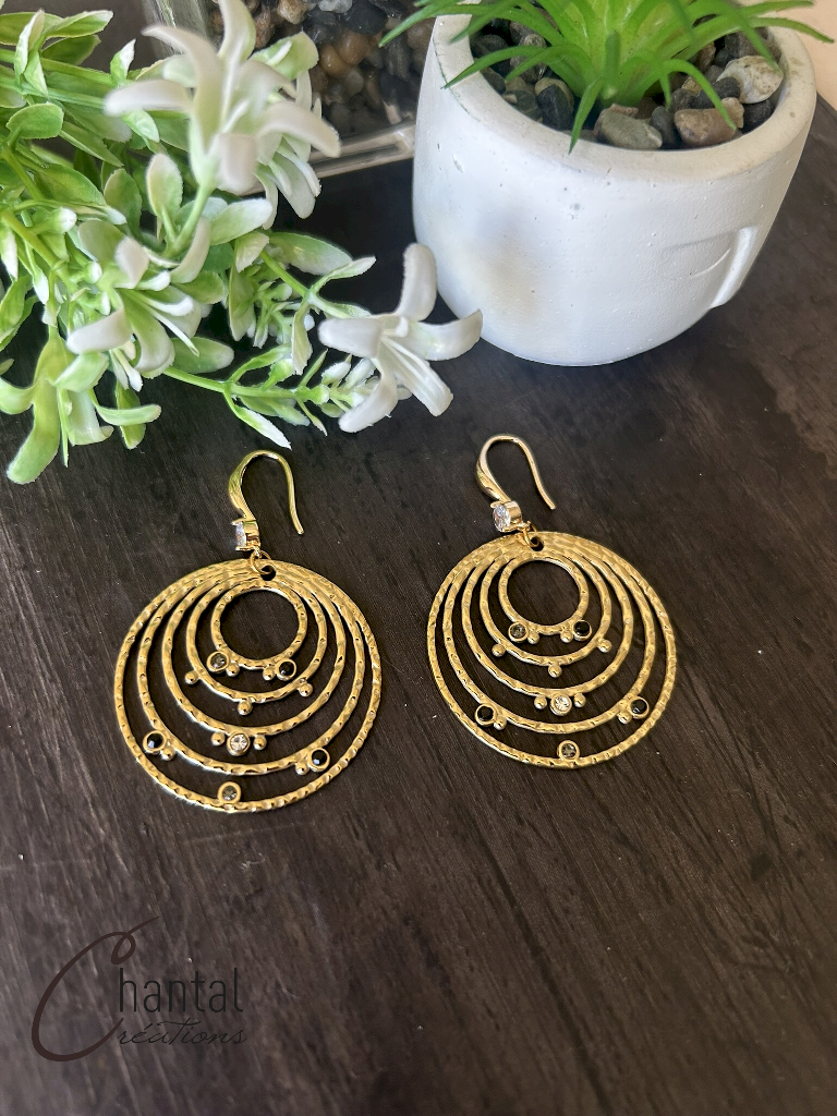 Boucles d'oreilles pendantes Nuria noire, acier inoxydable doré, laiton, zircons noirs, blancs et gris