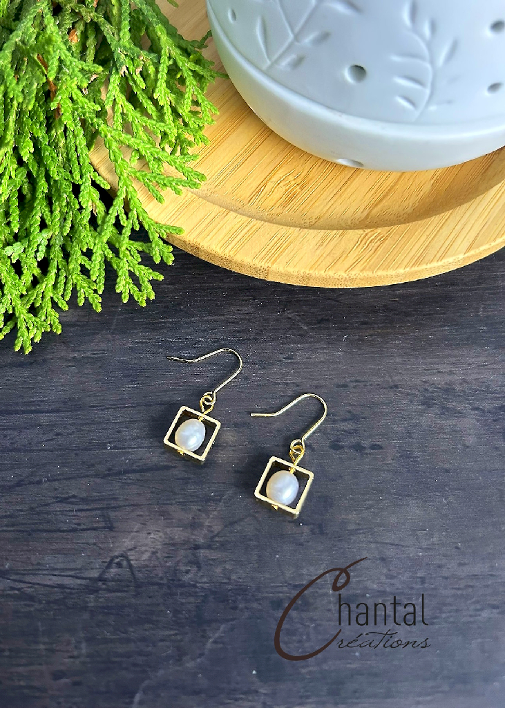 Boucles d'oreilles pendantes Caroline perle dorée, acier inoxydable doré, perles d'eau douce - 25-BO-30 - Création Chantal