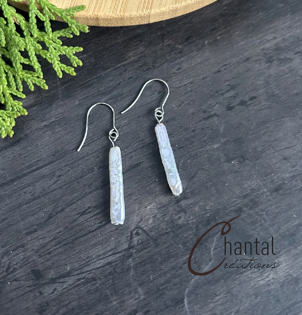 Boucles d'oreilles pendantes Inaya argenté, acier inoxydable, perles d'eau douce - 25-BO-27 - Création Chantal