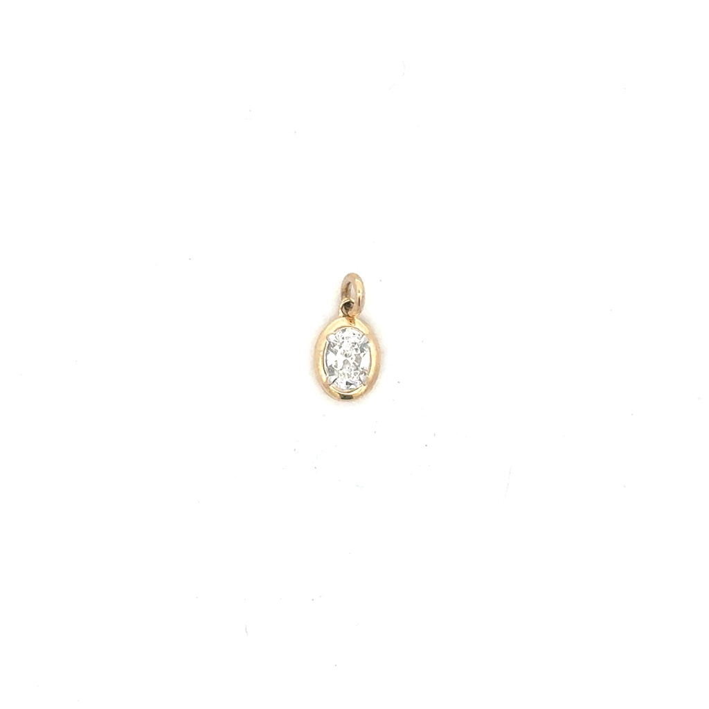 Pendentif en or jaune 10 carats avec 33 points de diamants de laboratoire au total