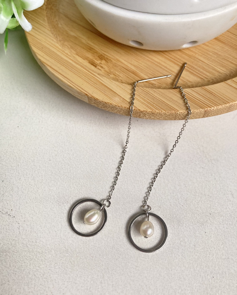 Boucles d'oreilles chaînettes Shany Saturne blanche, acier inoxydable, perles d'eau douce - 24-BO-23 - Création Chantal