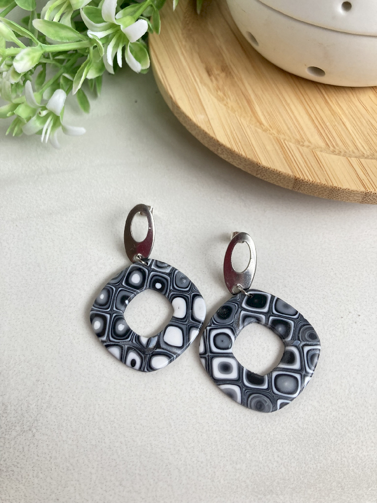 Boucles d'oreilles pendantes Martina noir et blanc, argile polymère, acier noxydable - 24-BO-29 - Création Chantal