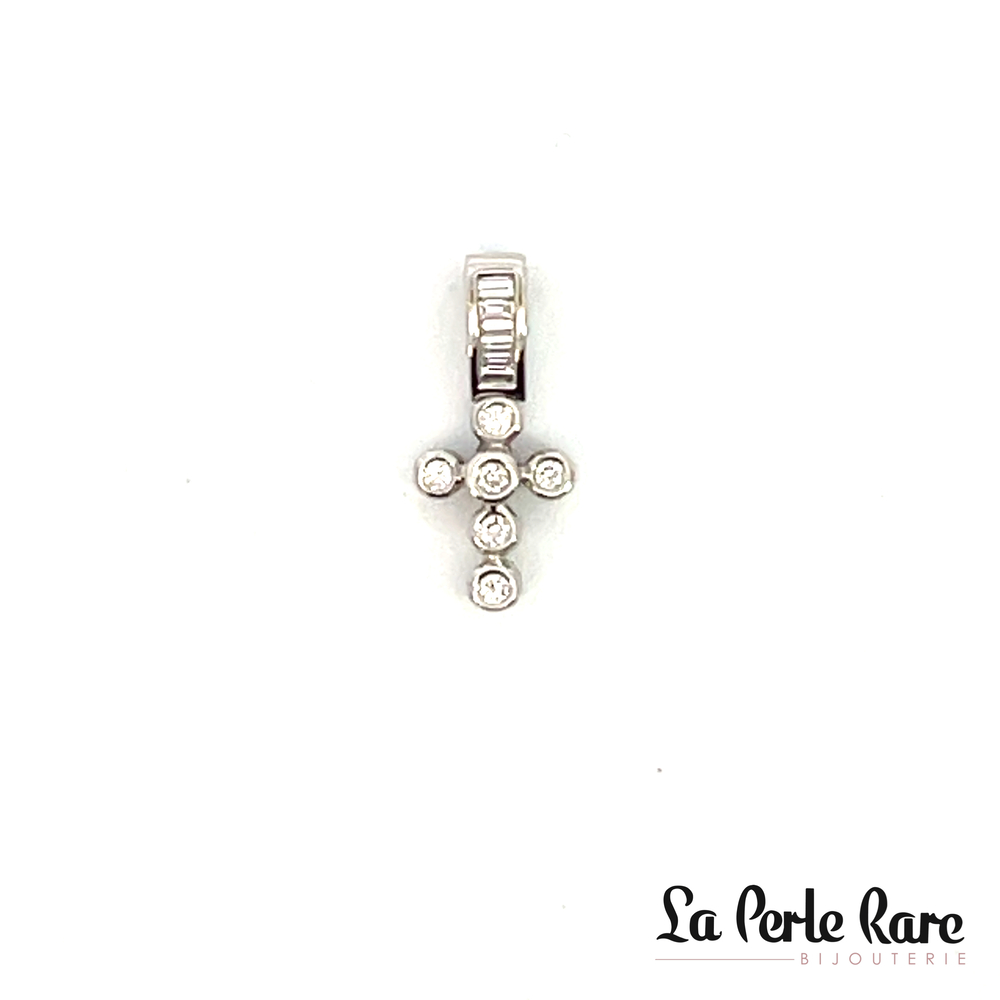 Pendentif or blanc croix 20 pts dia - 33526 - Exclusivités