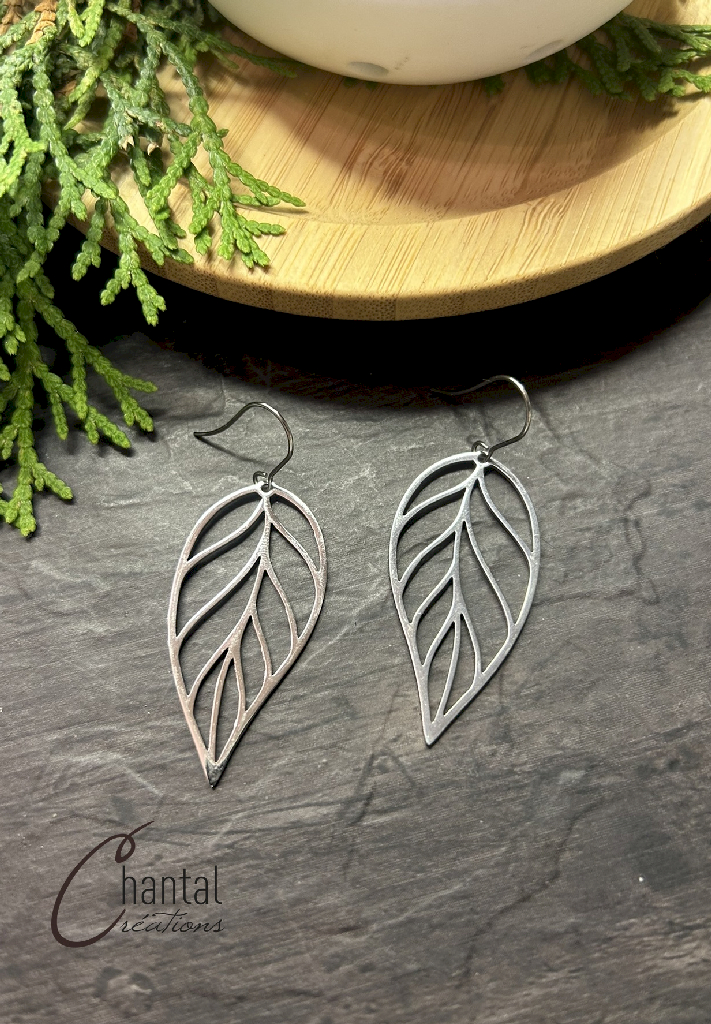 Boucles d'oreilles pendantes Feuilles argentées, acier inoxydable - 25-BO-44 - Création Chantal