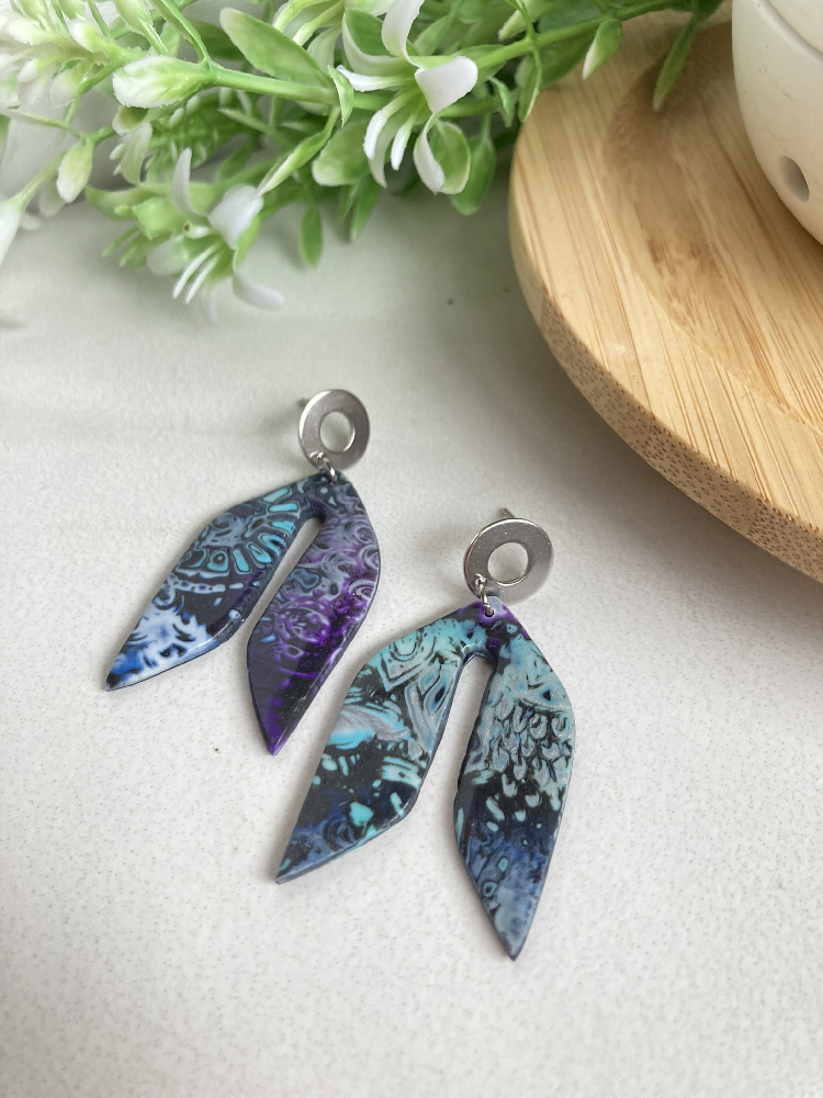 Boucles d'oreilles pendantes Akaya bleu-mauve, argile polymère, acier inoxydable - 24-BO-34 - Création Chantal