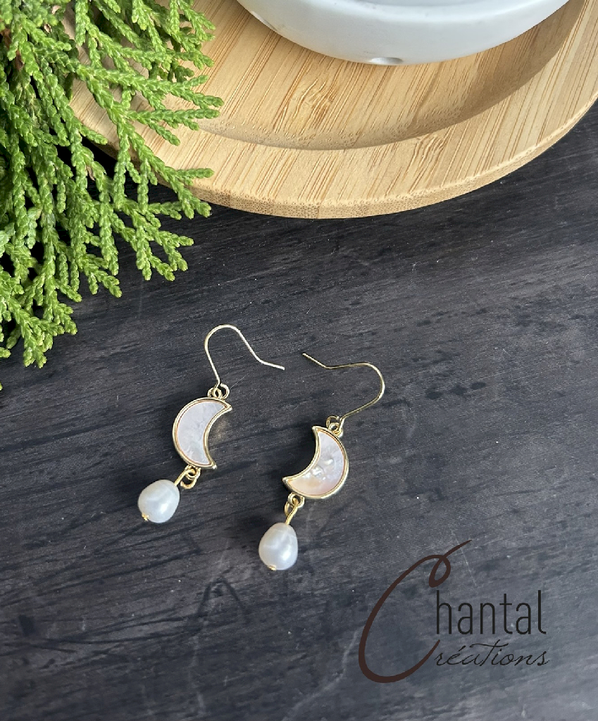 Boucles d'oreilles pendantes Nolwenn, acier inoxydable doré, nacre de perle, perles d'eau douce - 25-BO-26 - Création Chantal