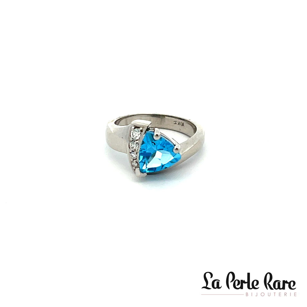 Bague or blanc 10kt topaze bleu et 10pts diamants - 408T13BT - Exclusivités