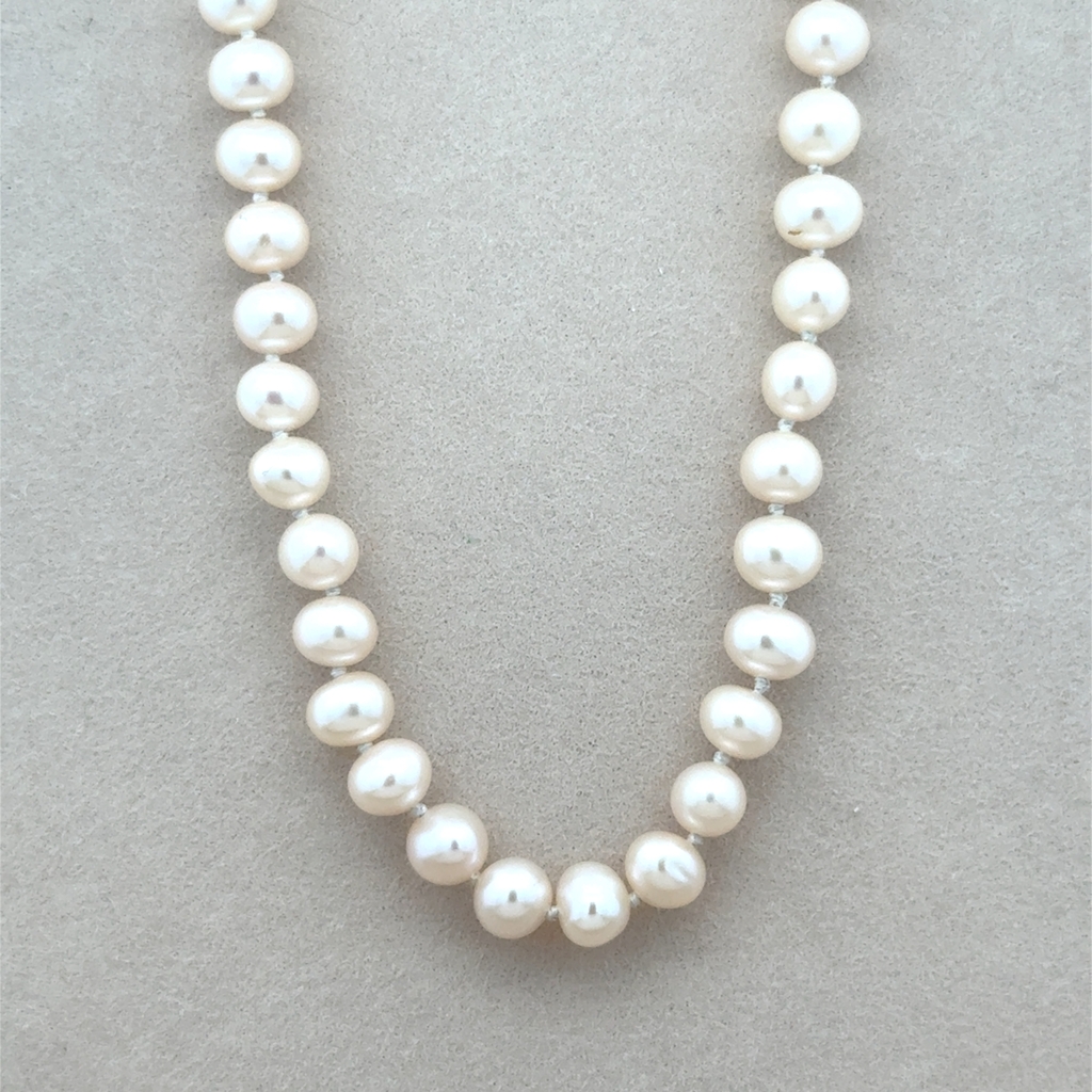 Necklace with freshwater pearls and 14k white gold clasp