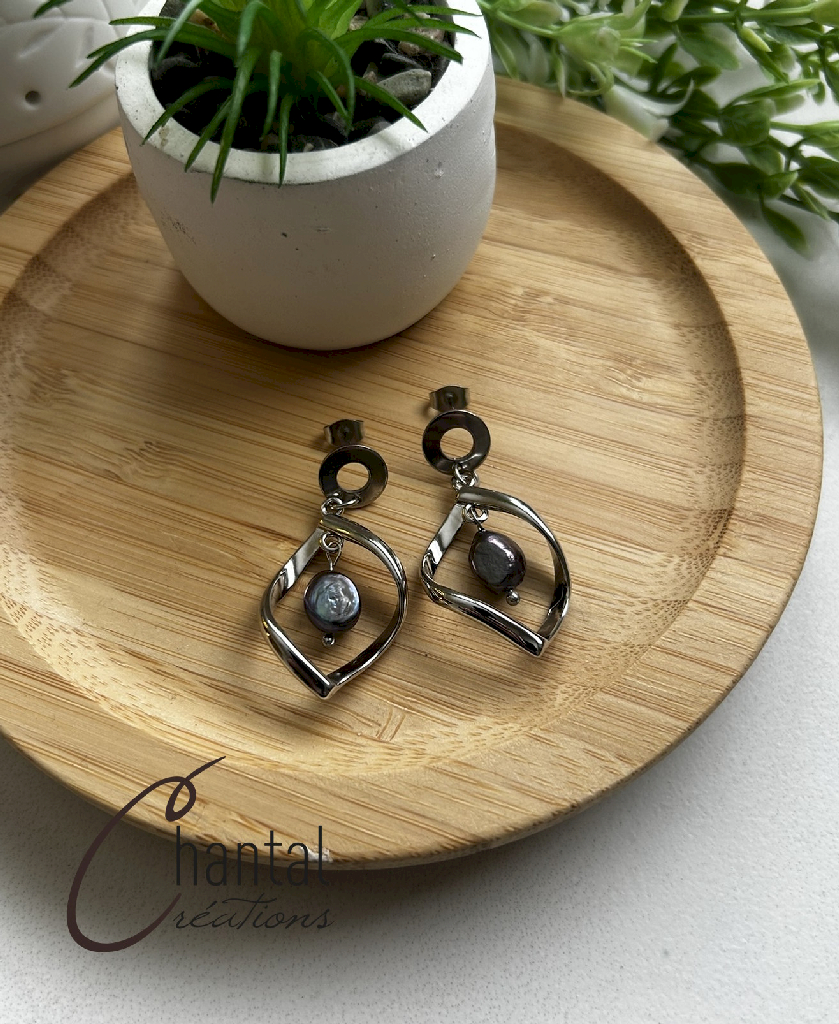 Boucles d'oreilles pendantes Twiggy argentée, laiton plaqué rhodium, perles d'eau douce bleues, acier inoxydable Boucles d'oreilles pendantes Twiggy argentée, laiton plaqué rhodium, perles d'eau douce bleues, acier inoxydable