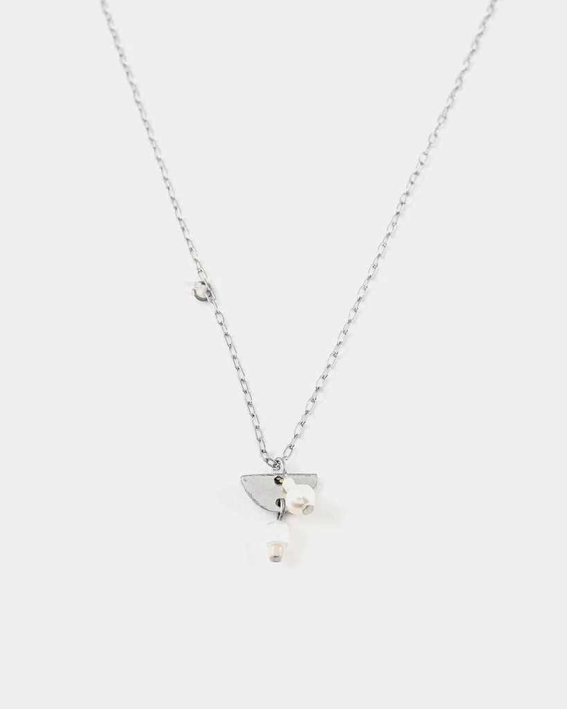 Collier acier, étain, verre coloré, perle d'eau douce