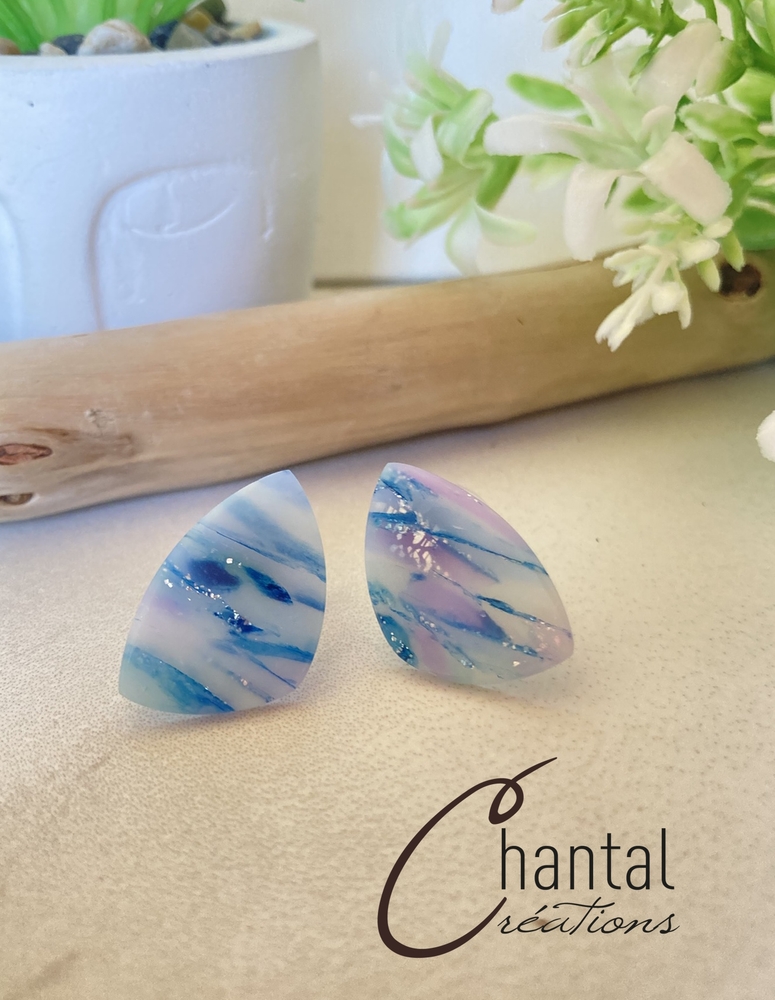 Boucles d'oreilles fixes Violetta bleue, argile polymère, acier inoxydable - 25-BO-9 - Création Chantal