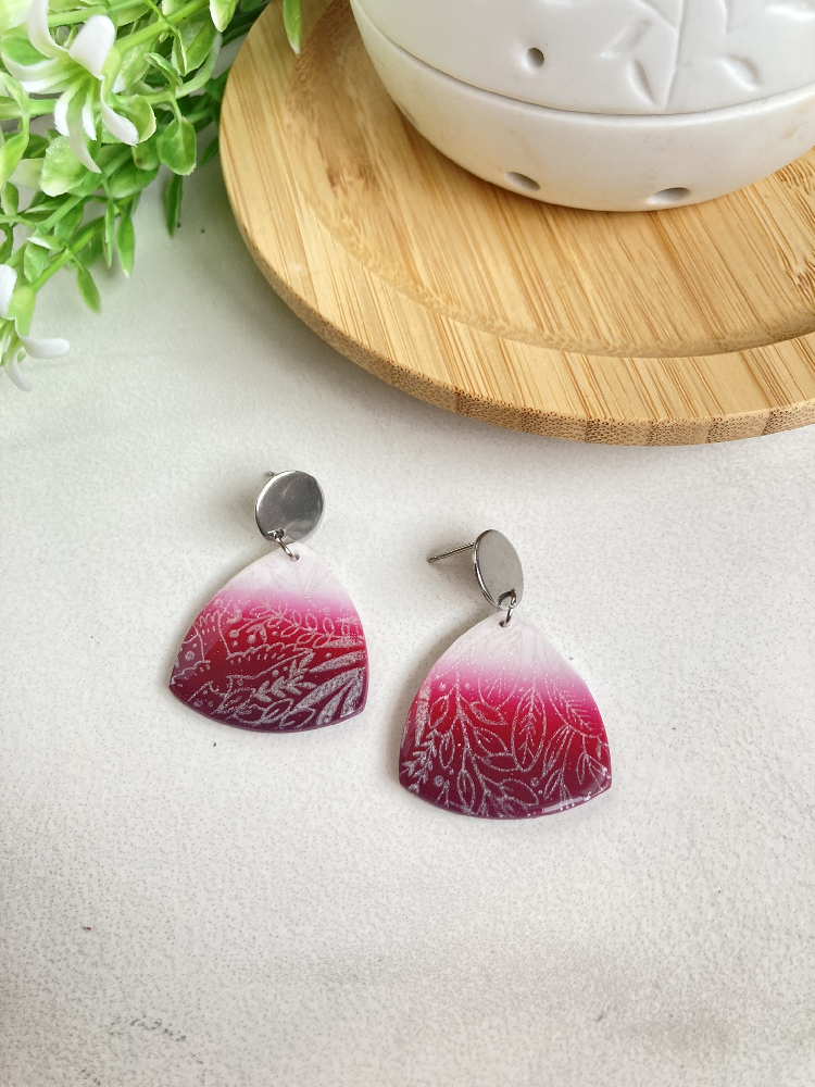 Boucles d'oreilles pendantes Adèle dégradé bordeaux, argyle polymère, acier inoxydable - 24-BO-25 - Création Chantal