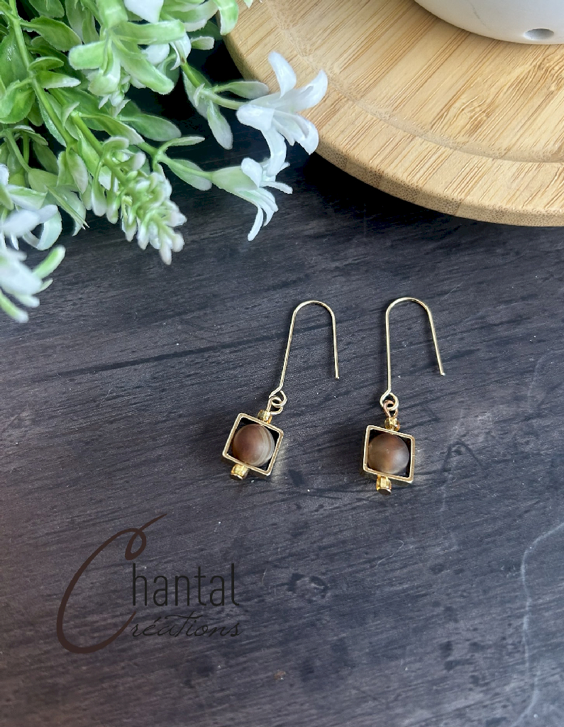 Boucles d'oreilles pendantes Caroline marron, acier inoxydable doré, agates marron - 25-BO-34 - Création Chantal