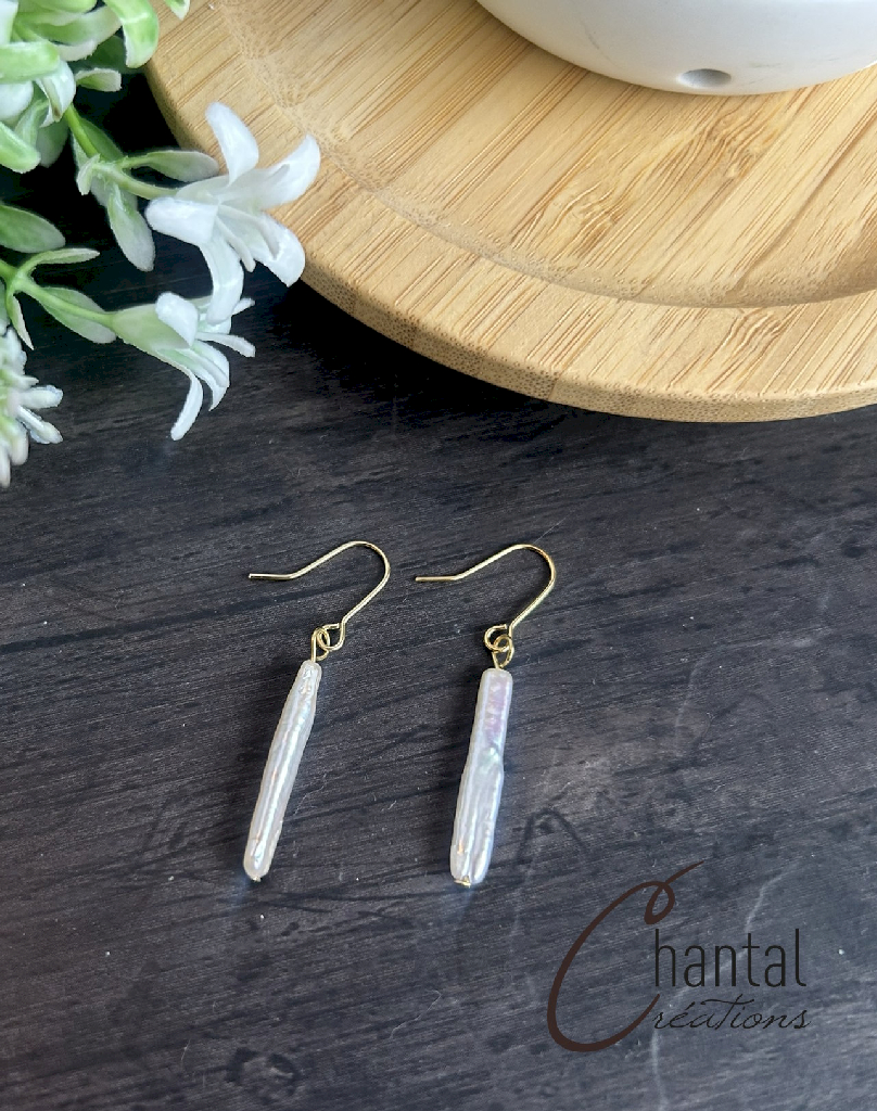 Boucles d'oreilles pendantes Inaya dorée, acier inoxydable doré, perles d'eau douce - 25-BO-28 - Création Chantal