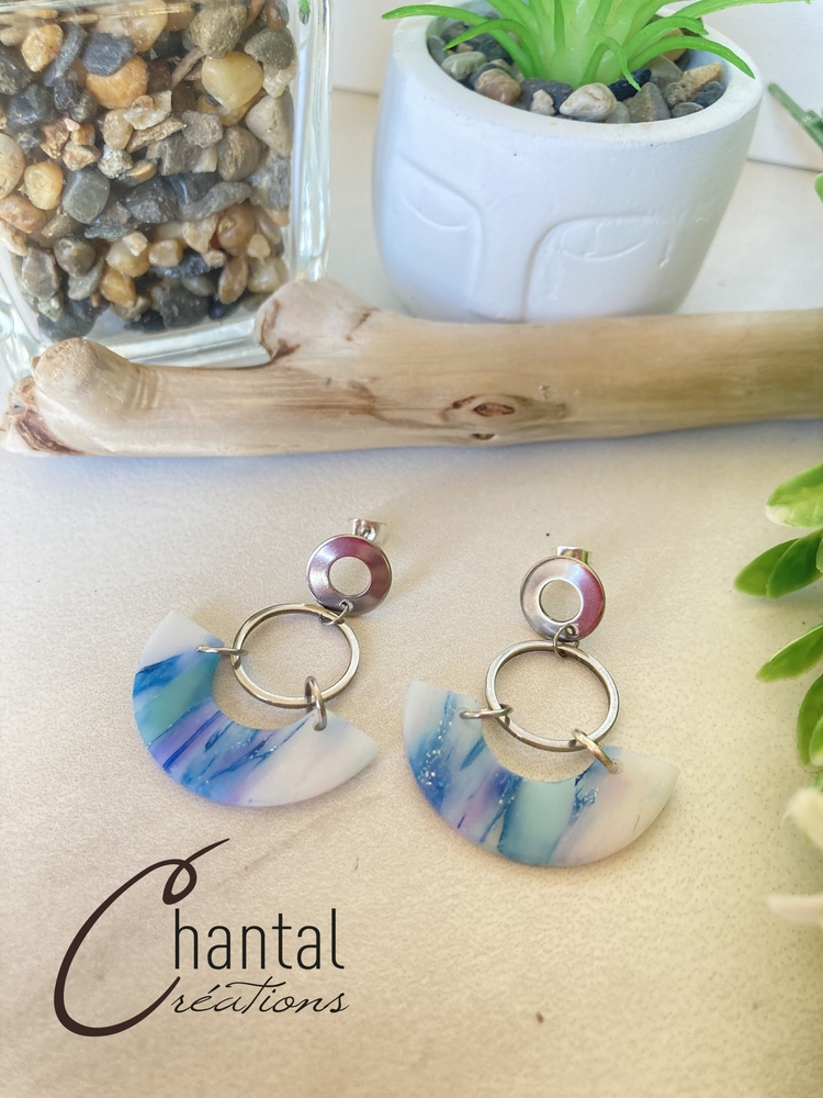 Boucles d'oreilles pendantes Selena bleue, argile polymère, acier inoxydable - 25-BO-7 - Création Chantal