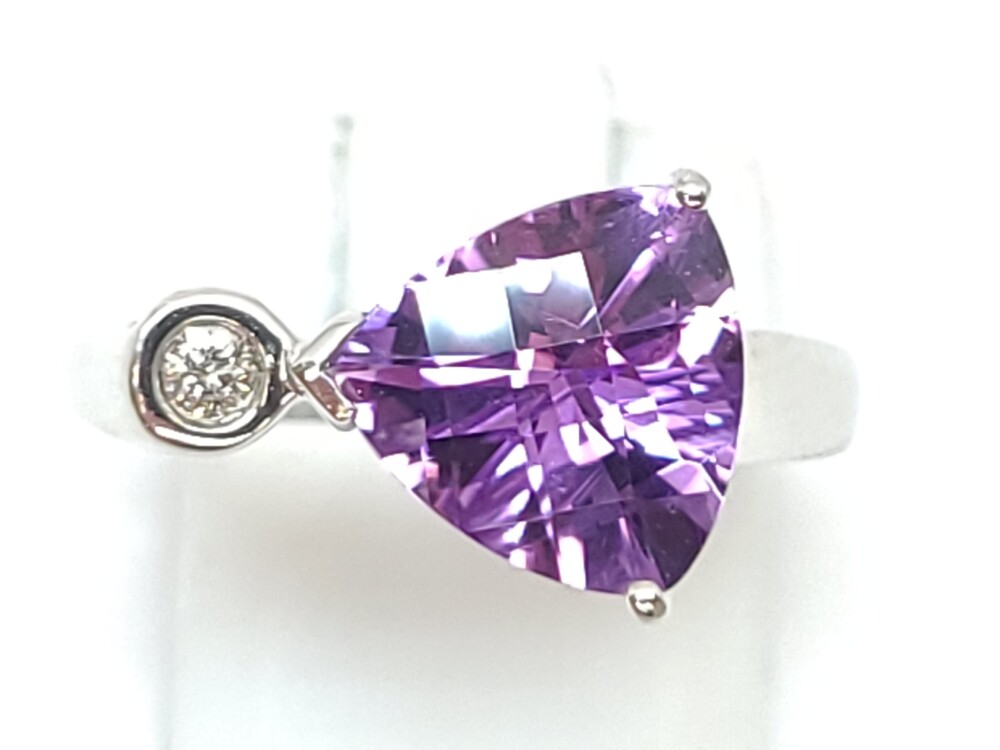 Bague or blanc avec amethyste 3 pts dia Bague or blanc avec amethyste 3 pts dia