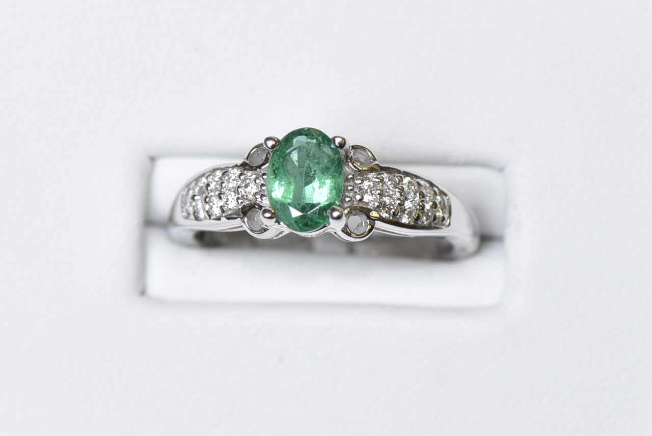 Bague or bl 19 pts dia tot si-i emeraude Bague or bl 19 pts dia tot si-i emeraude