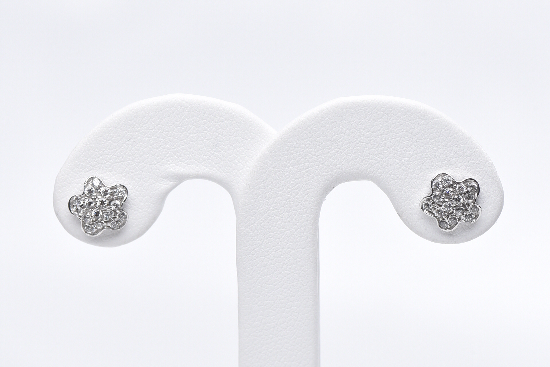 Boucles d'oreilles fixes fleurs, or blanc 10 carats, zircons incolores - 302PS - Exclusivités