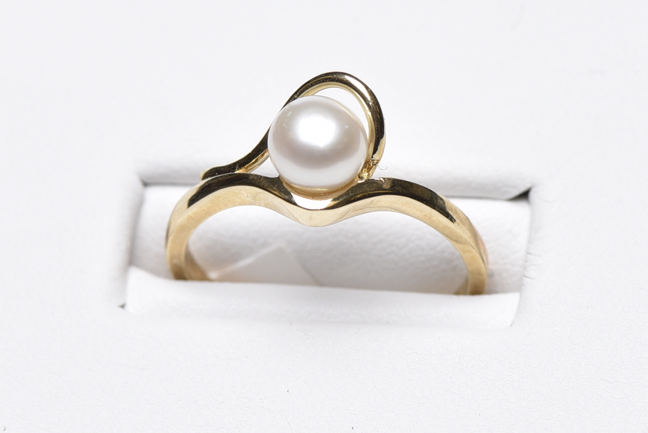 Bague or jaune perle culture 5.5- 6 mm Bague or jaune perle culture 5.5- 6 mm