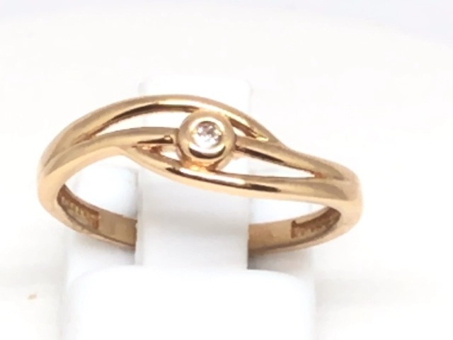 Bague en or rose avec un c.z au centre Bague en or rose avec un c.z au centre