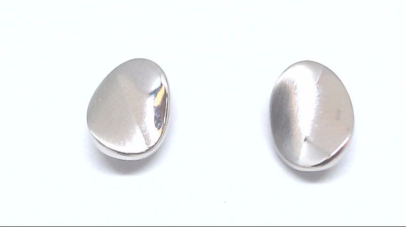 Boucles d'oreilles fixes ovales, or blanc 10 carats