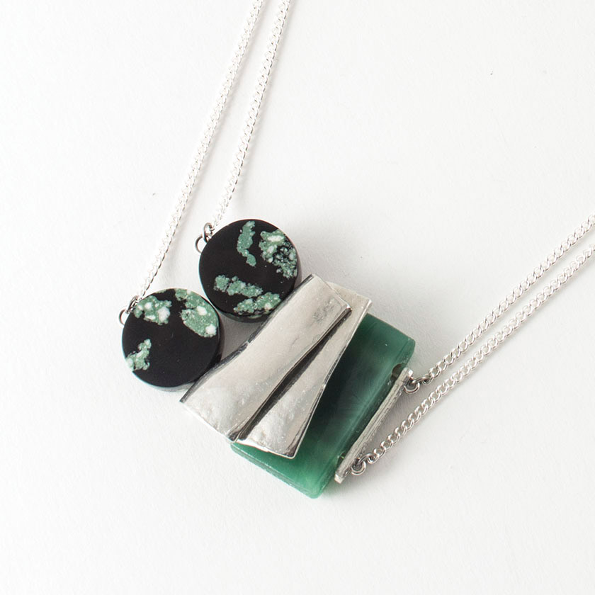 Collier étain et résine émeraude Collier étain et résine émeraude