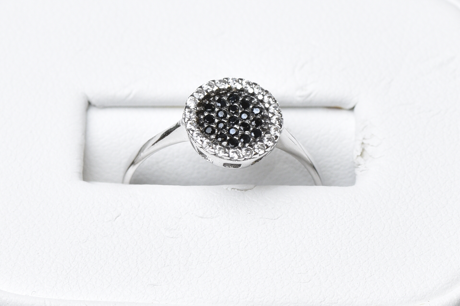Bague en or blanc zircons noir et blanc